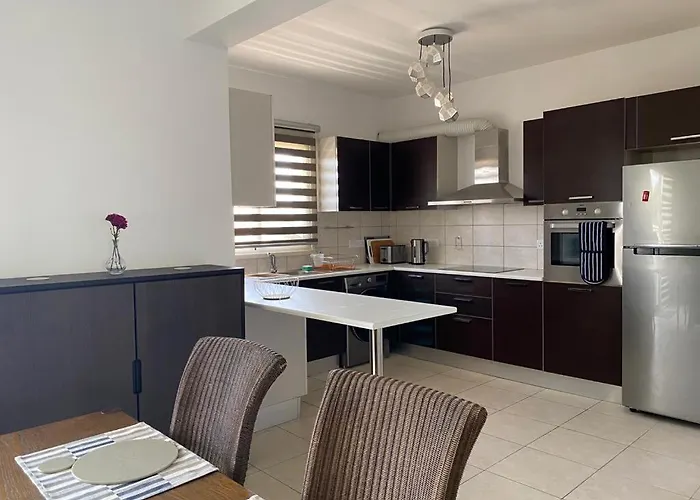 Gorgeous 1 Bedroom Close To Town Centre *