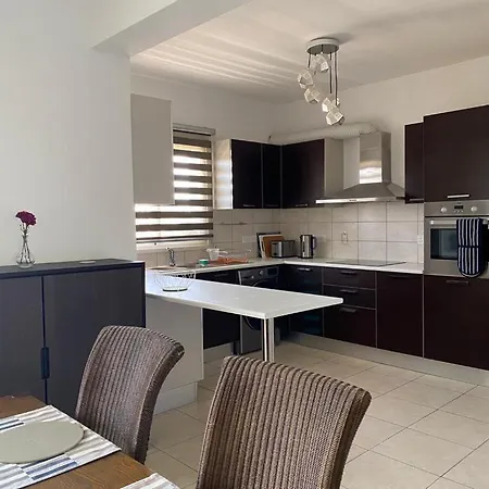 Gorgeous 1 Bedroom Close To Town Centre *